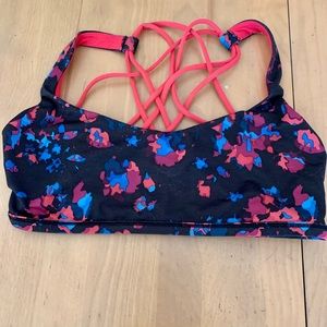 Lululemon Free to Be Wild Lightroom support size 6